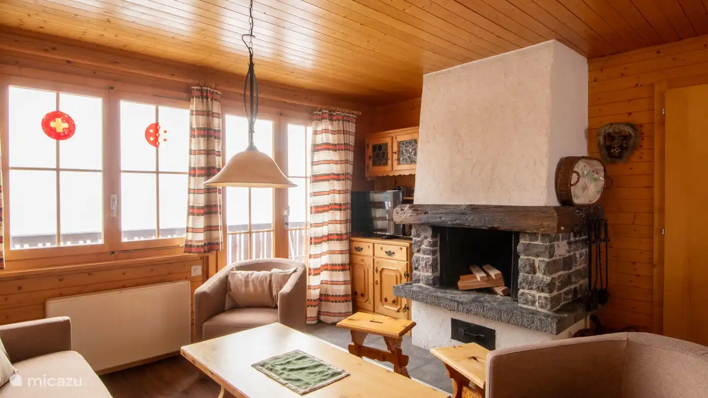 Woonkamer met open haard, open keuken (bovenste verdieping met vaatwasser)