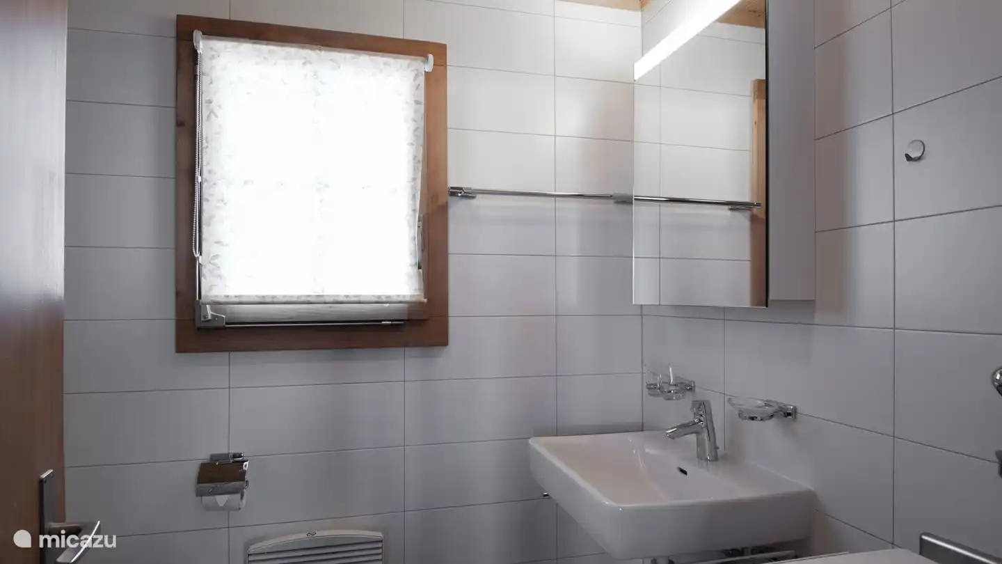 Badkamers zijn voorzien van douche, toilet en wastafel (bovenverdieping met wasmachine)