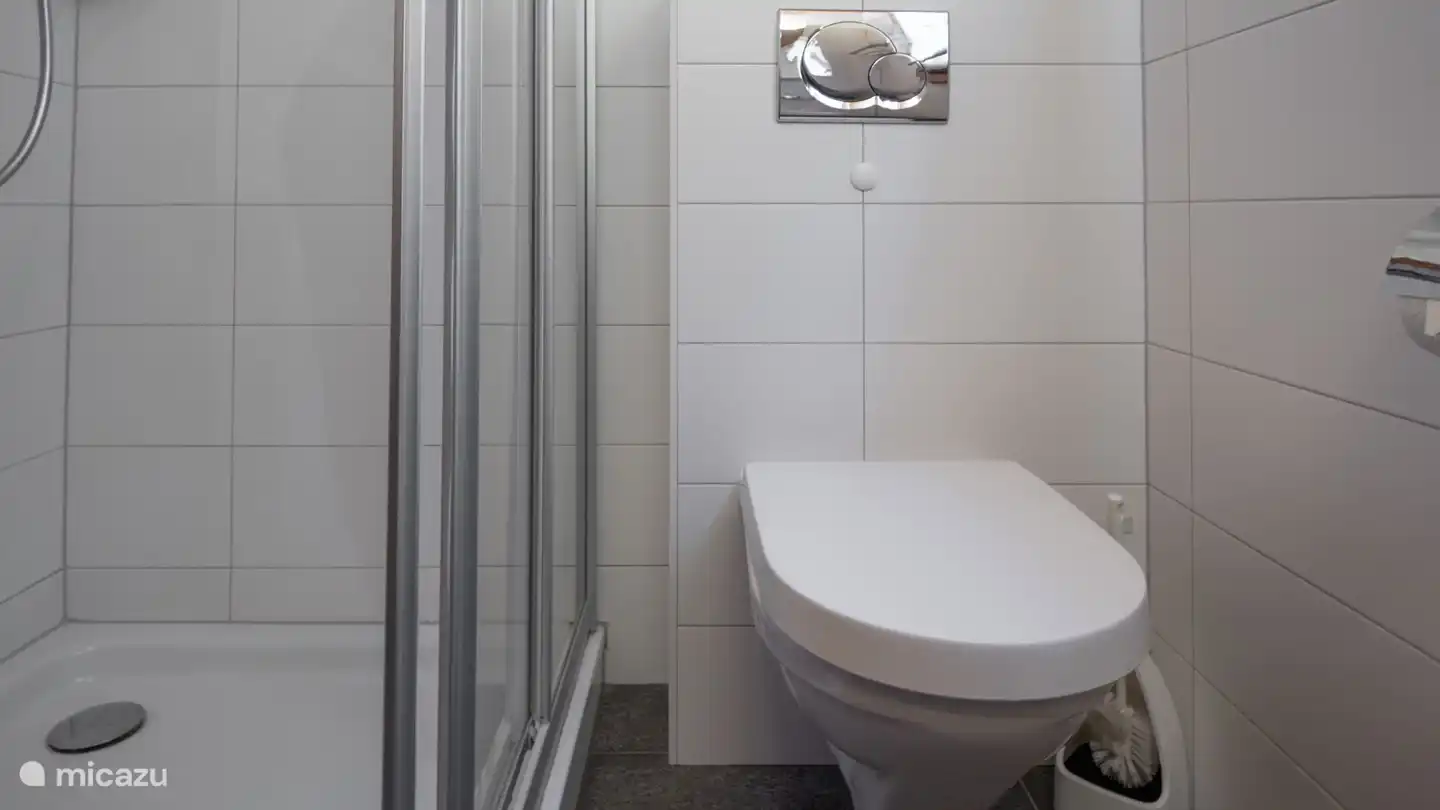 Badkamers zijn voorzien van douche, toilet en wastafel (bovenverdieping met wasmachine)