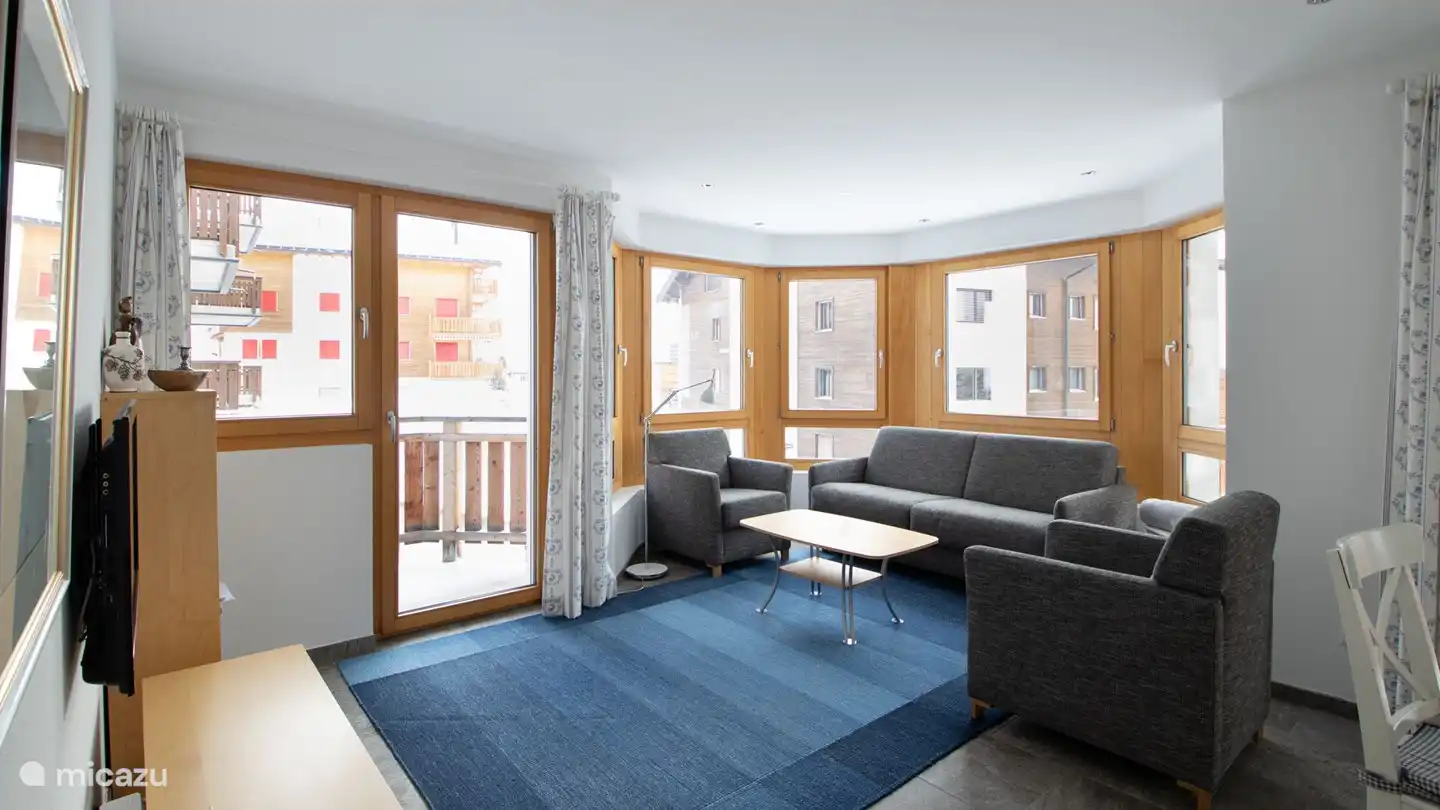 Woon-/eetkamer met open keuken, de ingebouwde erker geeft de woonkamer een bijzonder tintje. 2 balkons op het oosten en het zuiden bieden geweldige mogelijkheden om de bergen te bewonderen. Prachtig uitzicht op de bergen.