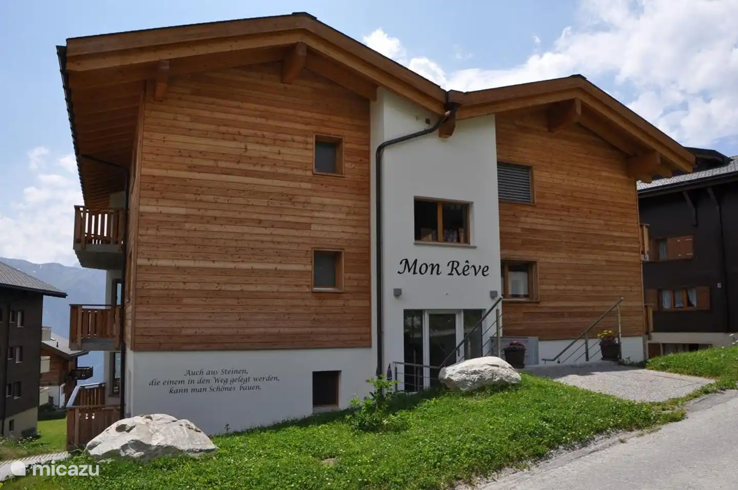 Luxe vakantieappartement op de Bettmeralp. Dit vakantieappartement bevindt zich op de 1e verdieping van het nieuw gebouwde vakantiehuis Mon Reve. Het huis bevindt zich net onder het bergstation van de kabelbaan. In de winter kun je tot aan de voordeur skiën. De skiliften zijn goed bereikbaar.