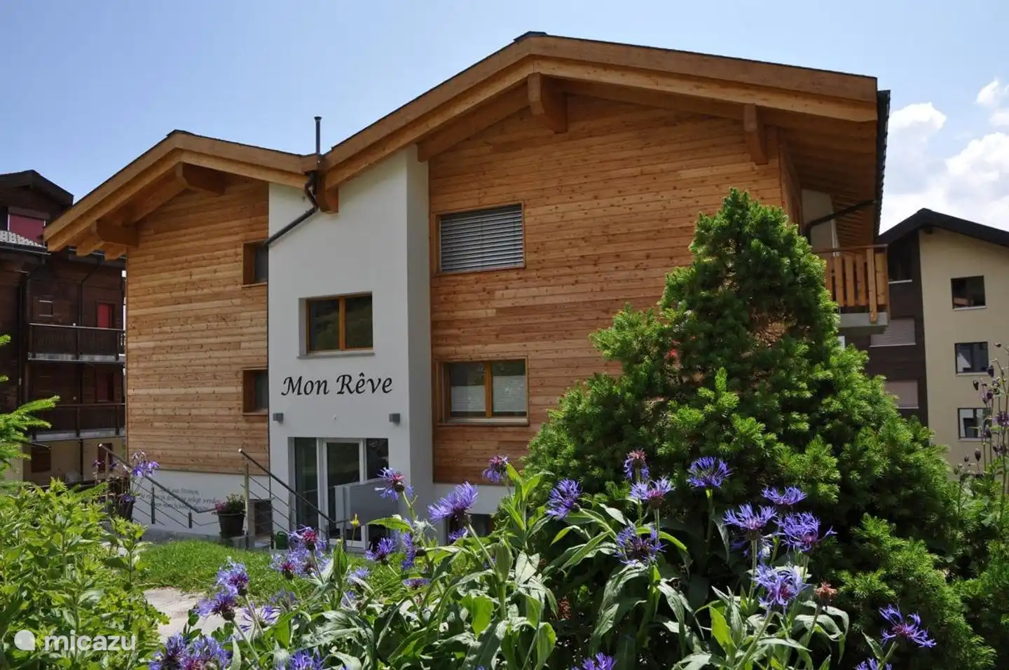 Luxe vakantieappartement op de Bettmeralp. Dit vakantieappartement bevindt zich op de 1e verdieping van het nieuw gebouwde vakantiehuis Mon Reve. Het huis bevindt zich net onder het bergstation van de kabelbaan. In de winter kun je tot aan de voordeur skiën. De skiliften zijn goed bereikbaar.