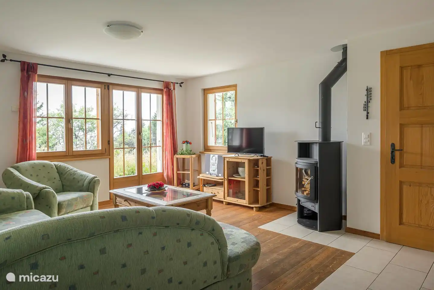 Entree, garderobe, woonkamer/haard met open keuken, zithoek op het zuiden