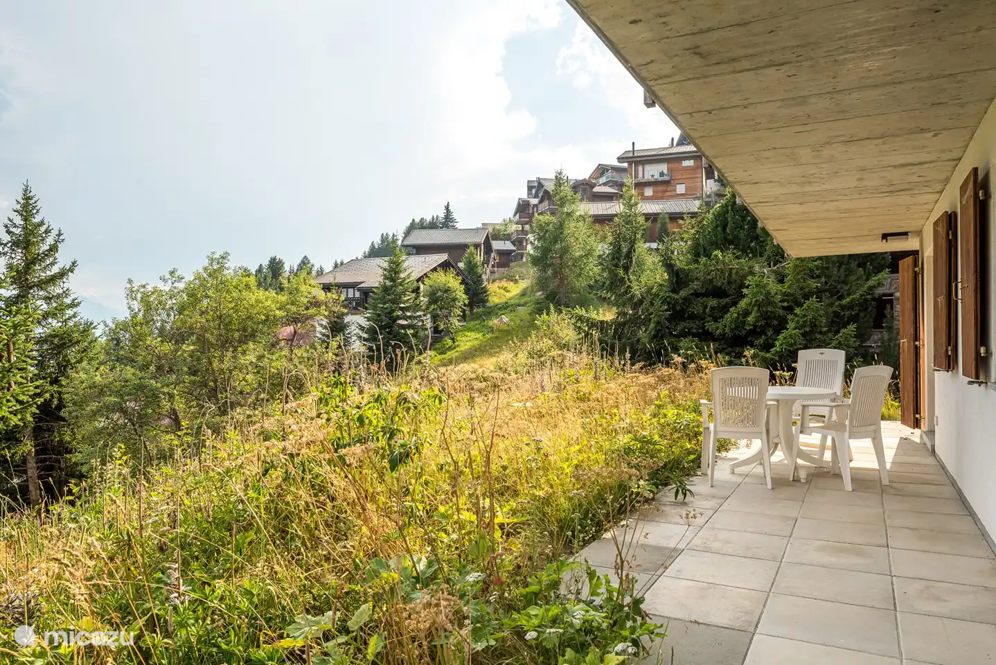 Rustig gelegen aan de rand van Bettmeralp - ca. 15 minuten lopen van het bergstation van de kabelbaan.

In de winter bereikt u de skilift Alpmatten na ca. 200 m. De schuine personenlift bevindt zich eveneens op ca. 300 m van het chalet.

Op de terugweg ski je terug naar het chalet