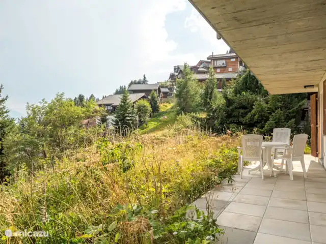 Sunnestrahl | Suisse, Valais, Bettmeralp - appartement Situé au calme à la périphérie de Bettmeralp - à environ 15 minutes à pied de la station supérieure du téléphérique.
En hiver, vous pouvez rejoindre le téléski Alpmatten après environ 200 m. L'ascenseur incliné pour les personnes se trouve également à environ 300 m du chalet.
Sur le chemin du retour, vous pouvez skier jusqu'au chalet