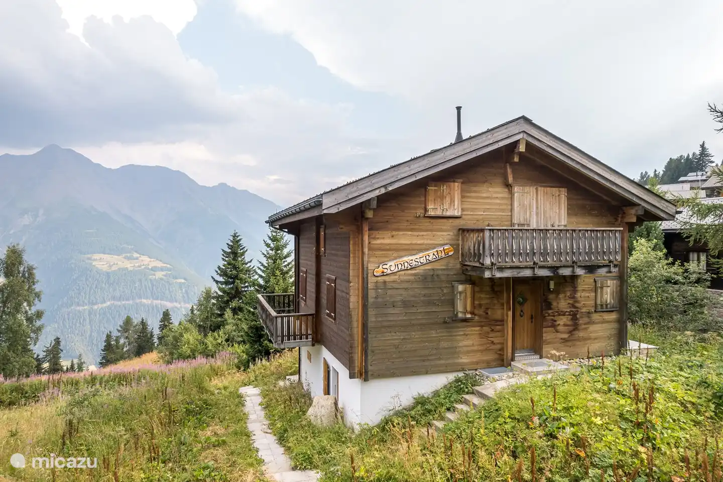 3 en een halve kamer appartement “Sunnestrahl” – 2001

Rustig gelegen aan de rand van Bettmeralp - ca. 15 minuten lopen van het bergstation van de kabelbaan.

In de winter bereikt u de skilift Alpmatten na ca. 200 m. De schuine personenlift bevindt zich eveneens op ca. 300 m van het chalet.
