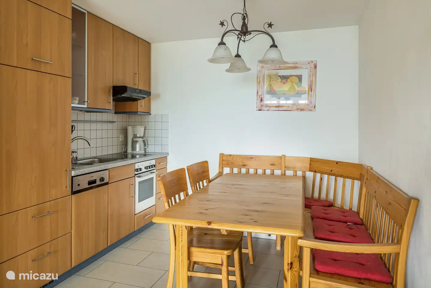 Entree, garderobe, woonkamer/haard met open keuken, zithoek op het zuiden