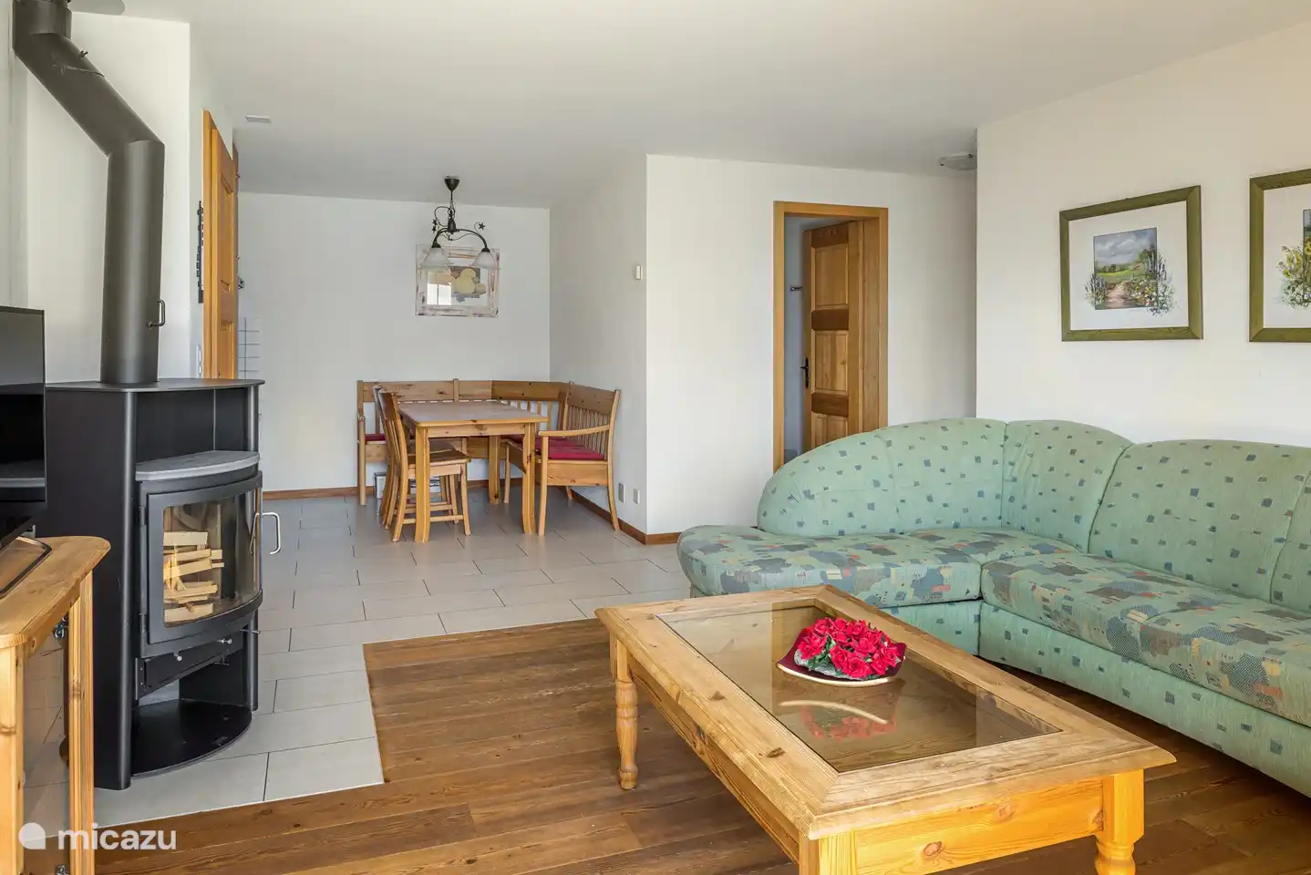 Entree, garderobe, woonkamer/haard met open keuken, zithoek op het zuiden