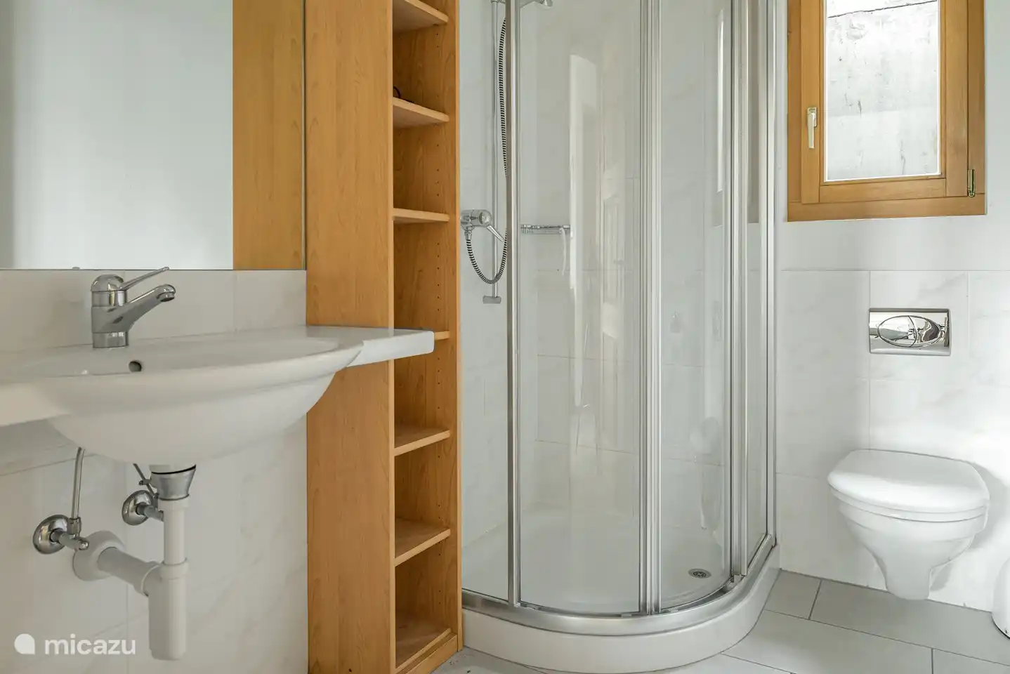 Badkamer met douche/wc/wastafel