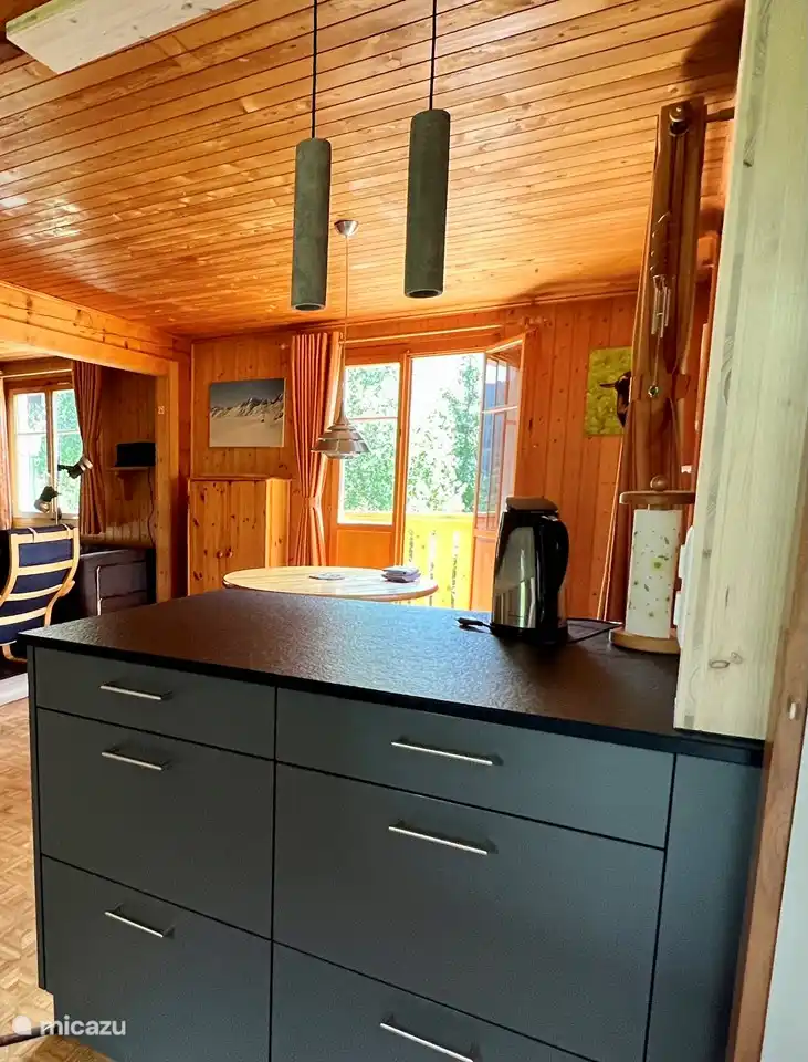 Cocina abierta con muchas encimeras de granito.