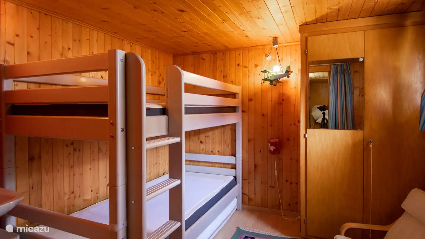 1 dormitorio con una moderna litera para 2 personas y lavabo en la habitación; 1 habitación con baño y lavadora; trastero. El sótano tiene su propia puerta de entrada, pero también se accede a través de una escotilla junto a la mesa del comedor (¡a nuestros niños les encanta la escotilla y el área dedicada que la tiene!).