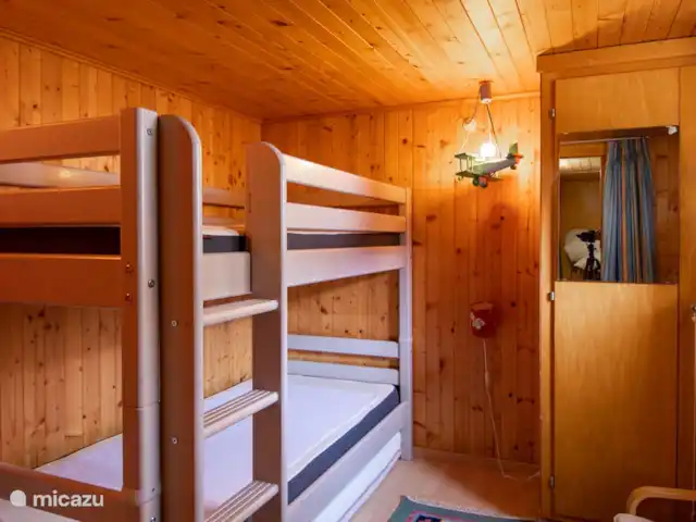 Location de Vacances Suisse, Valais, Fiesch, chalet - Maxima 1 chambre avec un lit superposé moderne pour 2 personnes et lavabo dans la chambre ; 1 chambre avec WC et machine à laver ; pièce de stockage. Le sous-sol a sa propre porte d'entrée, mais est également accessible via une trappe par la table à manger (nos enfants adorent la trappe et l'espace dédié qui l'a !).