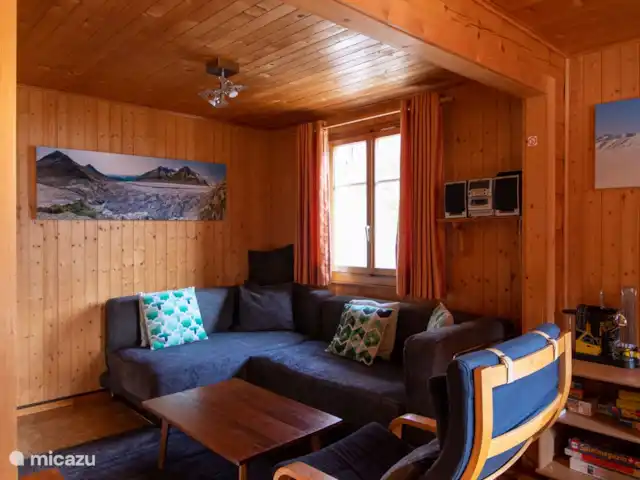 Location de Vacances Suisse, Valais, Fiesch, chalet - Maxima 1er étage : petit débarras dans l'entrée, cuisine ouverte avec de nombreux plans de travail en granit, salon-salle à manger, table à manger, canapé d'angle avec télévision par câble et options de streaming (Chromecast) ;