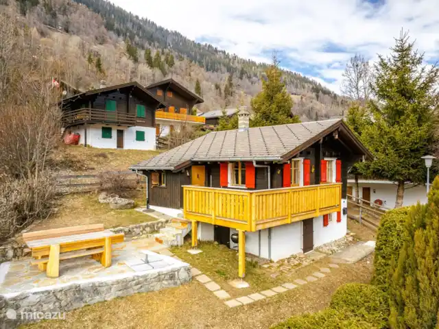 Location de Vacances Suisse, Valais, Fiesch, chalet - Maxima Le chalet Maxima est situé Uuf dr Egga, dans une position très ensoleillée sur le versant sud au-dessus de Fiesch. C'est un chalet indépendant avec son propre jardin.