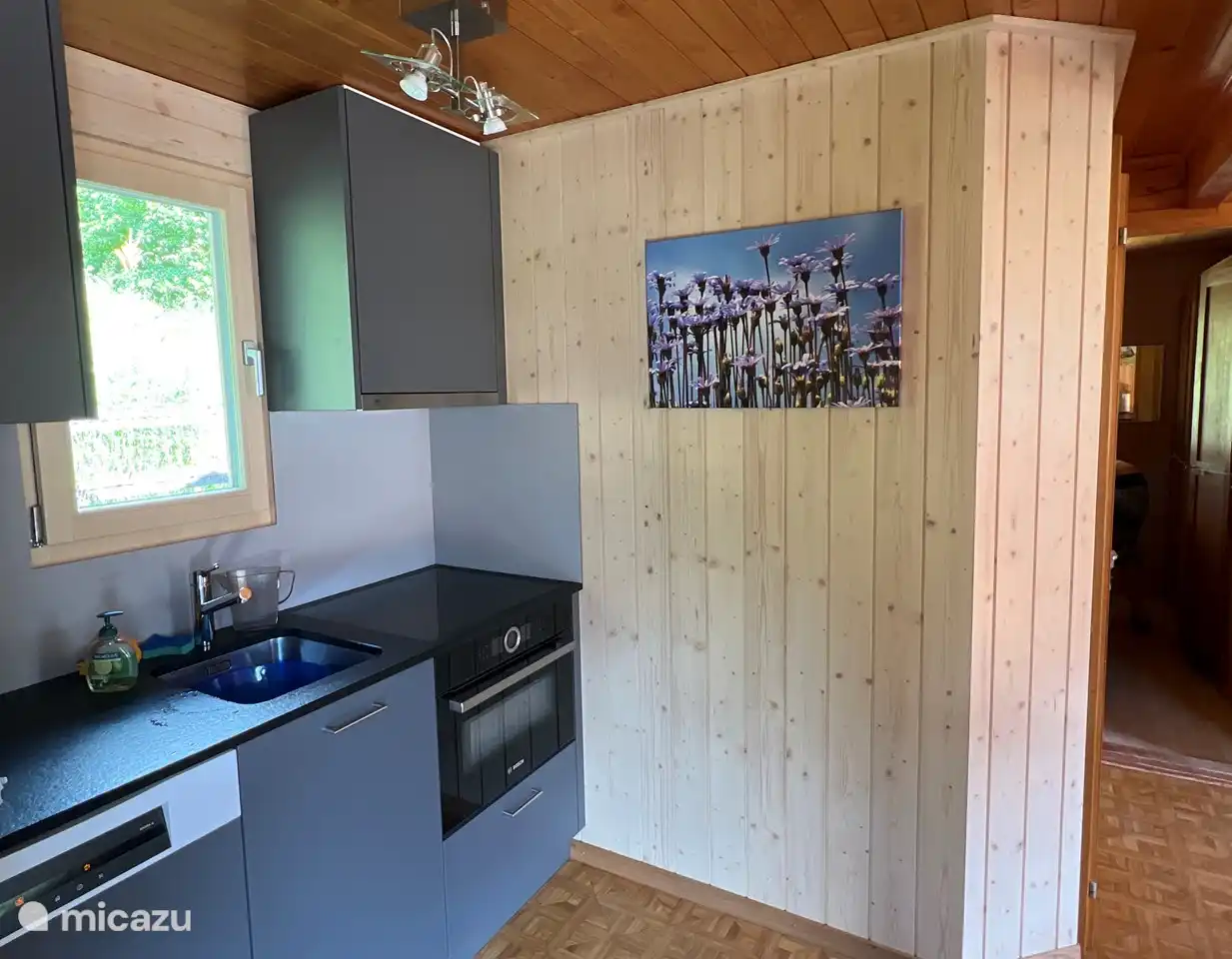 Cocina abierta con muchas encimeras de granito.