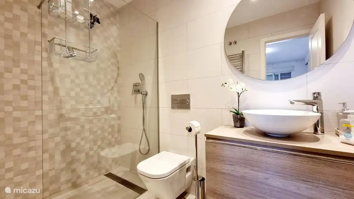 Badezimmer mit ebenerdiger Dusche