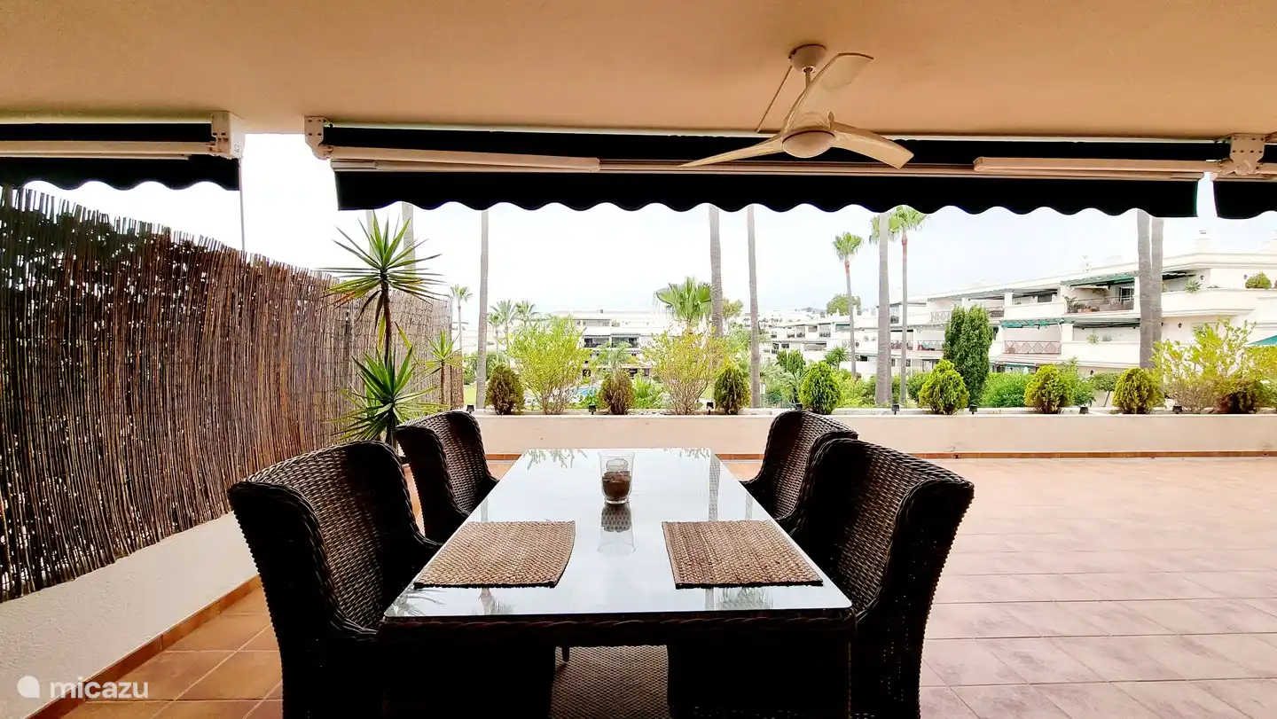 Große Terrasse mit Esstisch