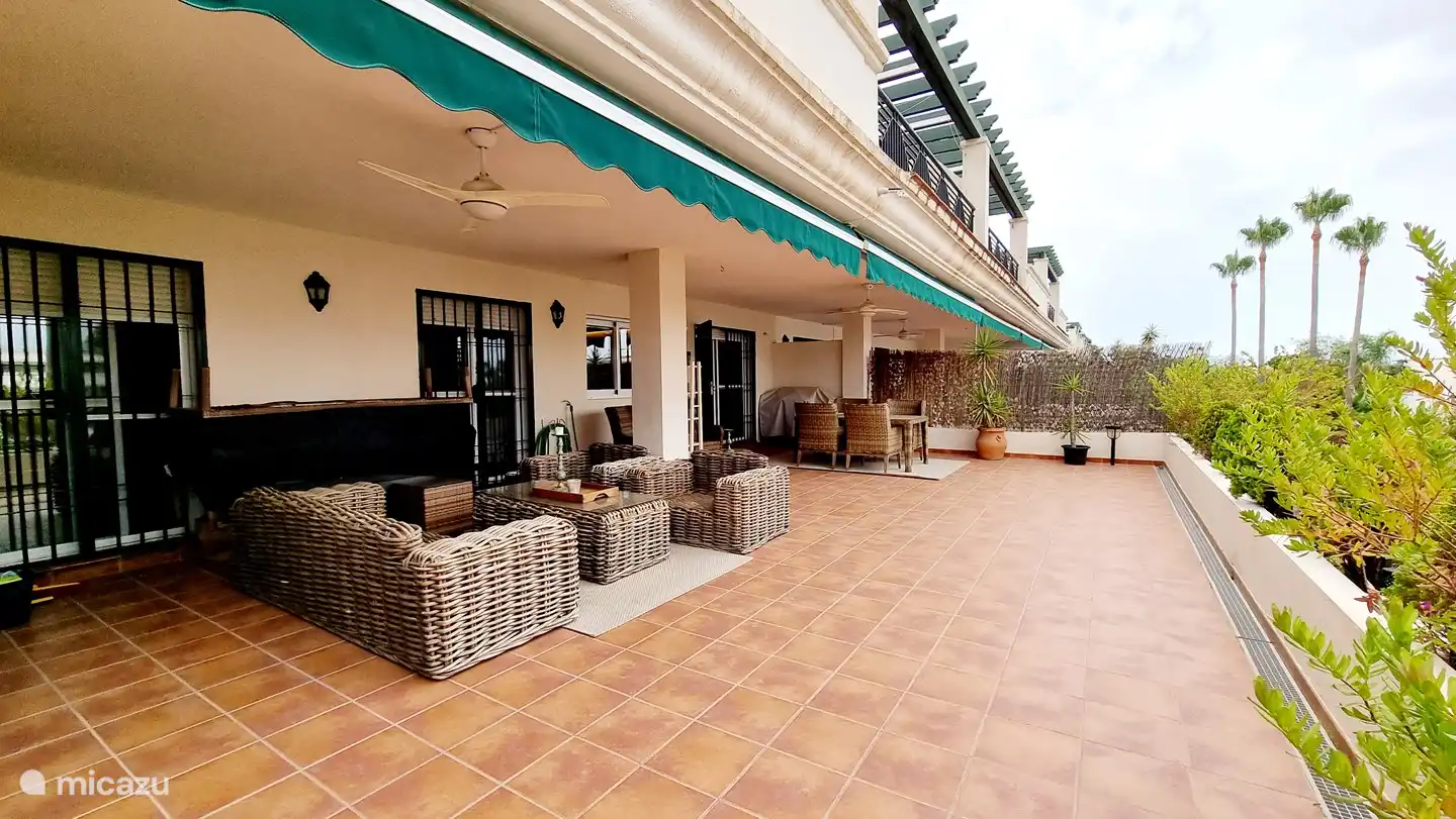 Große Terrasse mit Lounge