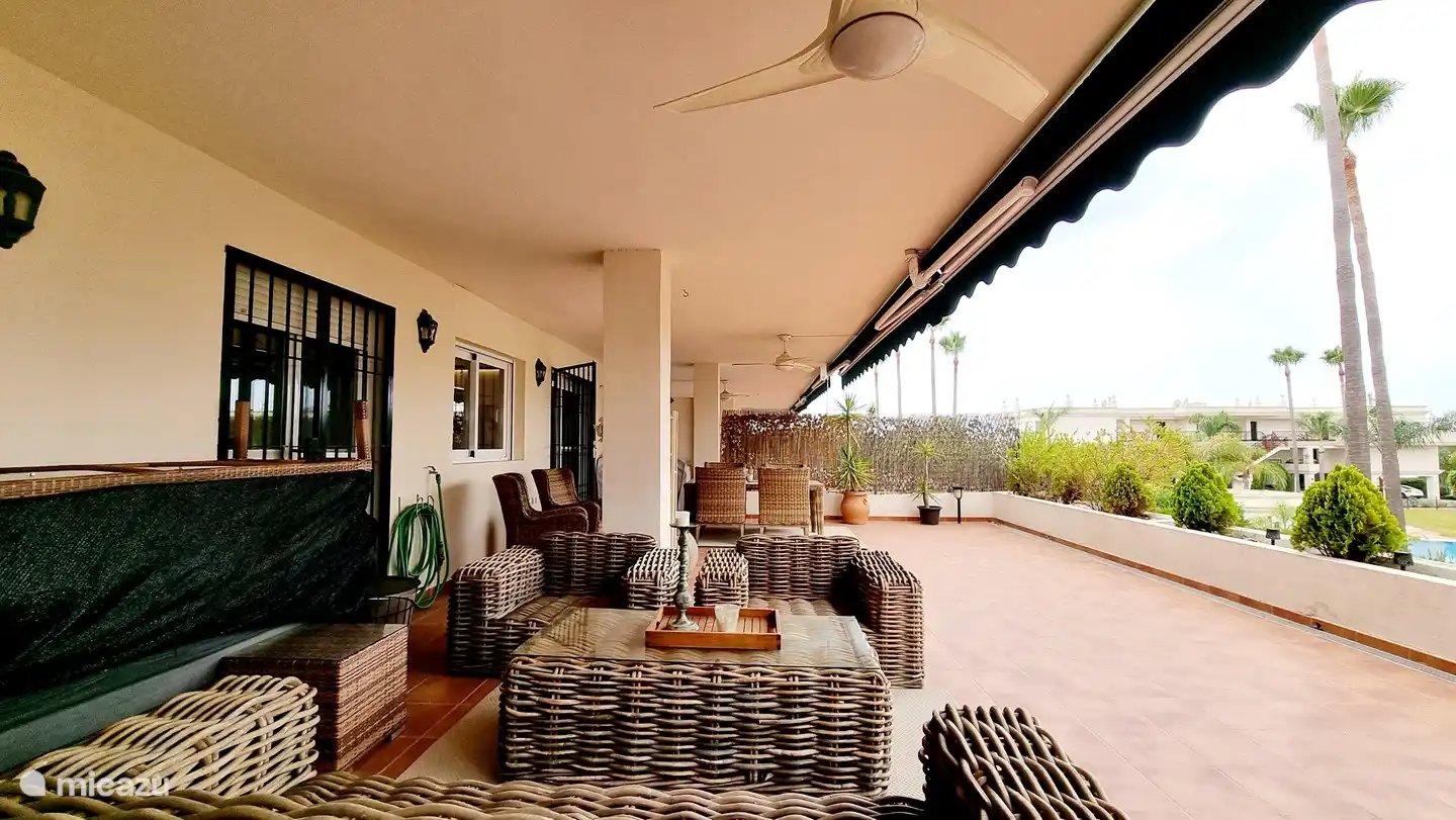 Große Terrasse mit Lounge