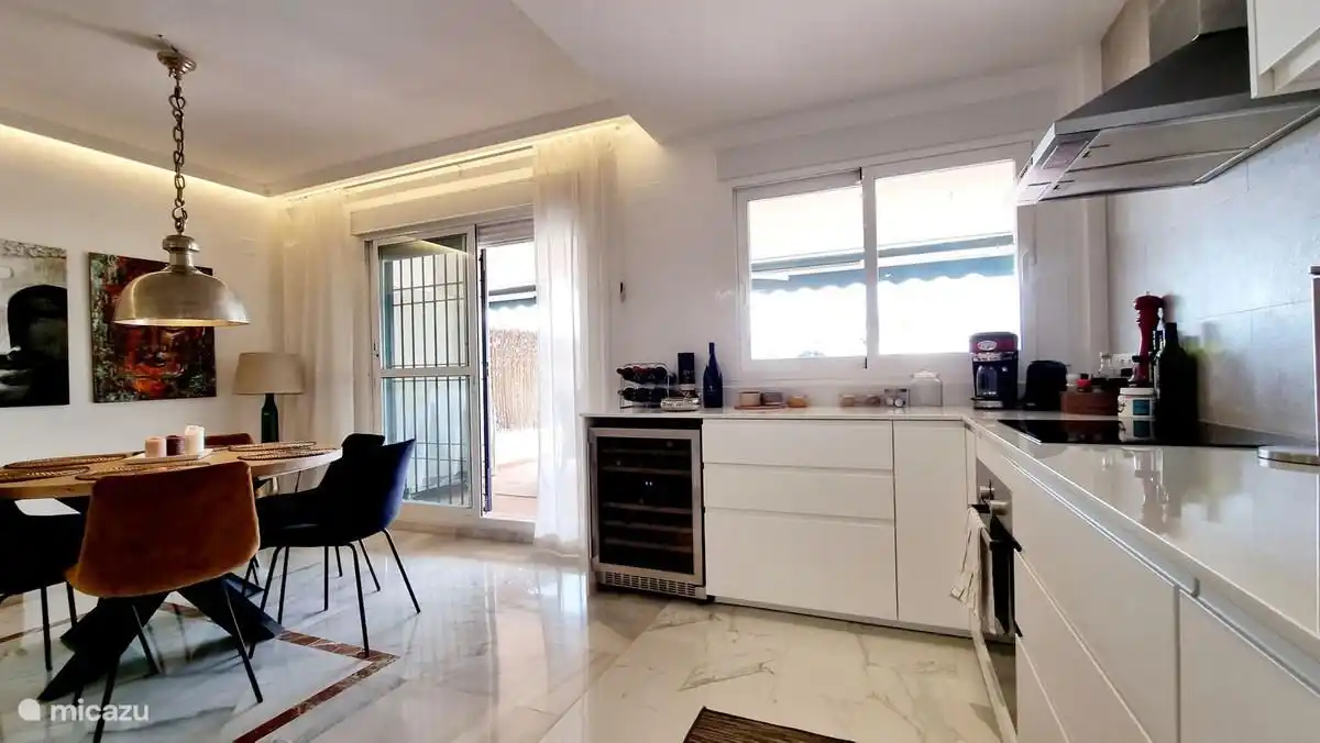 Küche mit Weinkühlschrank