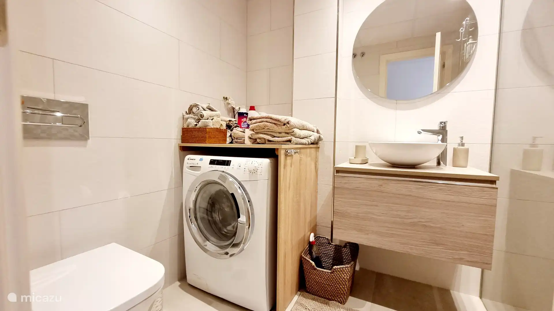 Waschmaschine im zweiten Badezimmer der Wohnung verfügbar