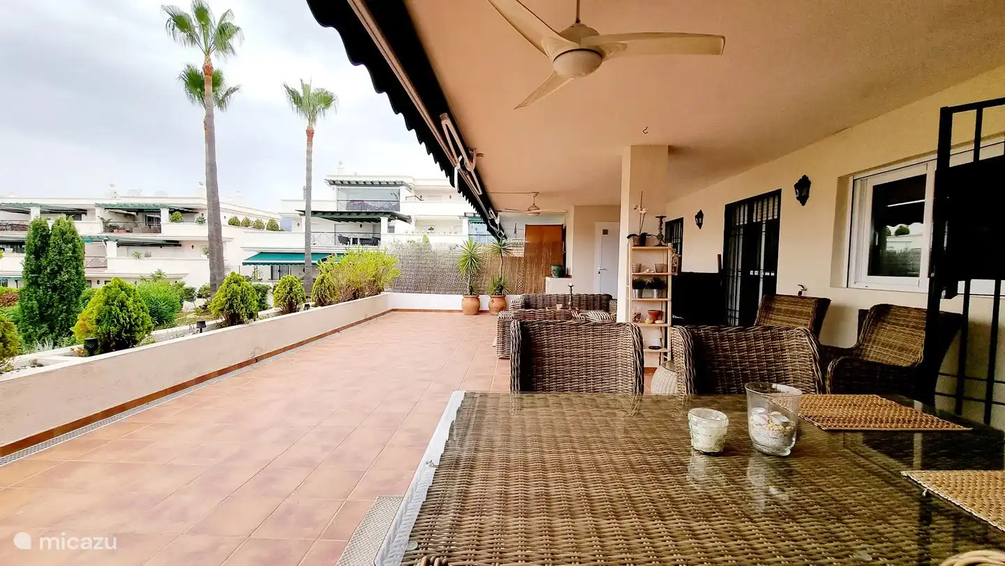 Große Terrasse teilweise überdacht mit Sonnenrollos und Ventilatoren