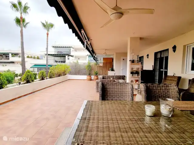 Rosies Place | Espagne, Costa del Sol, Marbella - appartement Grande terrasse en partie couverte avec stores et ventilateurs