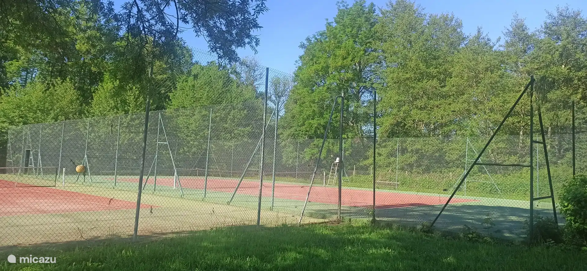 Cancha de tenis situada en el parque 