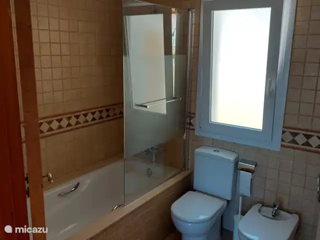 villa huren in Spanje, Costa Blanca, Moraira – Vall Paradijs Badkamer hoofdslaapkamer ensuite