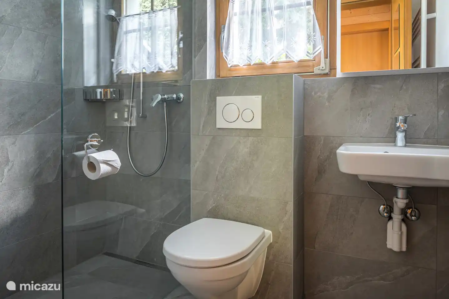 Salle de bain avec douche, lavabo et toilette