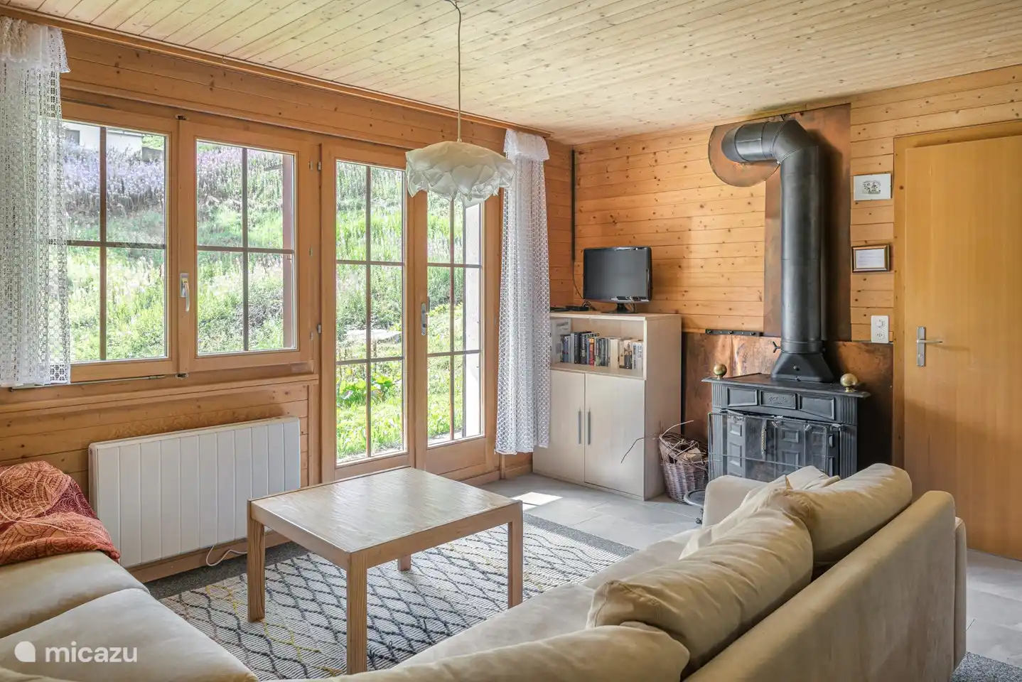 Vous entrez dans l'appartement par un porche qui offre un espace pour les chaussures de ski et de randonnée. Un salon et une salle à manger ouverts vous invitent à vous attarder.