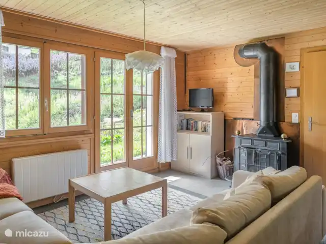 Location de Vacances Suisse, Valais, Bettmeralp, appartement - Jadwiga Parterre Vous entrez dans l'appartement par un porche qui offre un espace pour les chaussures de ski et de randonnée. Un salon et une salle à manger ouverts vous invitent à vous attarder.