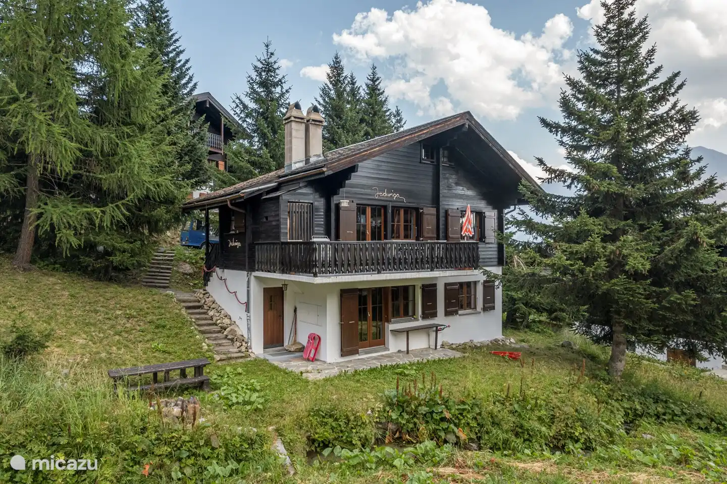 Vous trouverez notre Chalet Jadwiga dans un endroit merveilleusement calme et très confortable juste en face de l'ascenseur Alpmatten. Le chalet est construit dans le style typique.