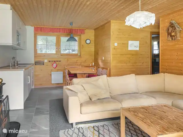 Location de Vacances Suisse, Valais, Bettmeralp, appartement - Jadwiga Parterre Les soirées plus fraîches peuvent être passées sur le canapé spacieux près de la cheminée.