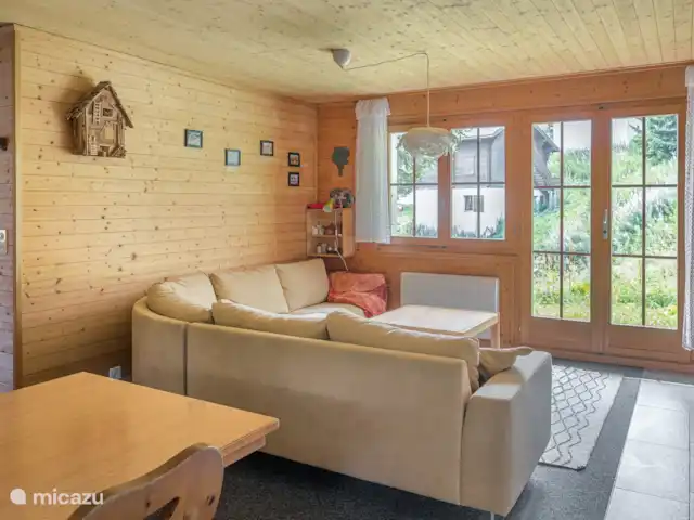 Location de Vacances Suisse, Valais, Bettmeralp, appartement - Jadwiga Parterre Les soirées plus fraîches peuvent être passées sur le canapé spacieux près de la cheminée.
