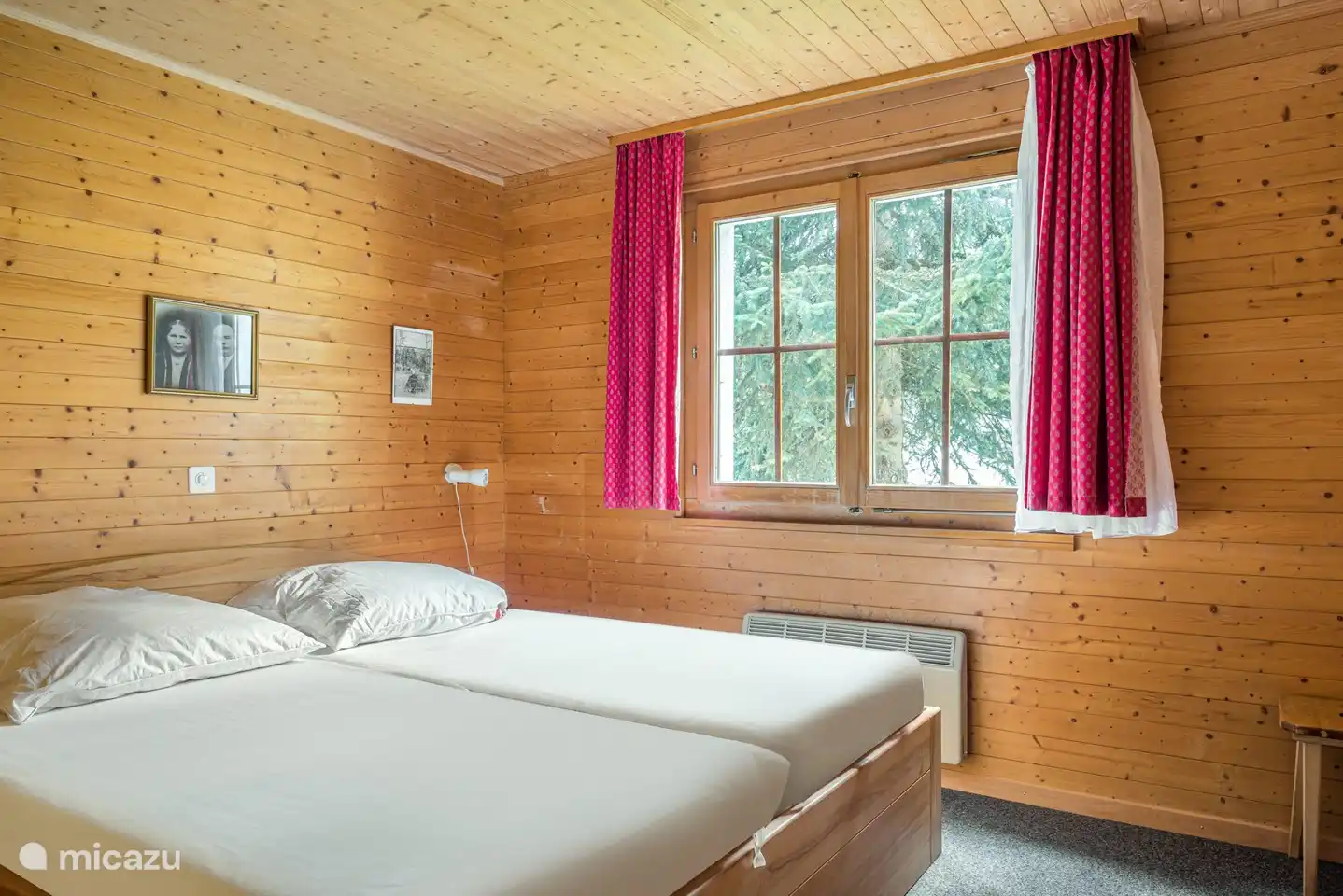 Grâce au lit pratique de haute qualité avec tiroirs, il y a également de la place dans la chambre pour un lit supplémentaire