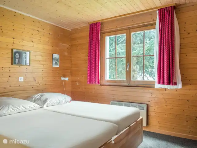 Location de Vacances Suisse, Valais, Bettmeralp, appartement - Jadwiga Parterre Grâce au lit pratique de haute qualité avec tiroirs, il y a également de la place dans la chambre pour un lit supplémentaire