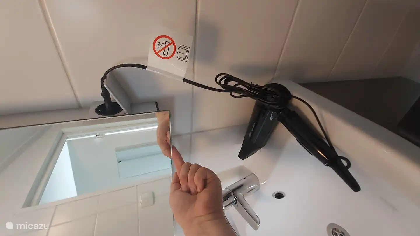 Miroir avec éclairage et douille.