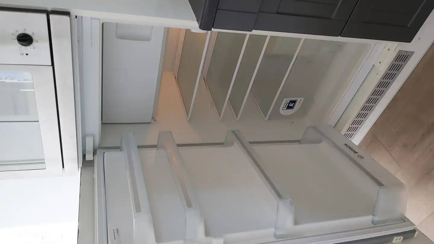 Réfrigérateur avec congélateur.