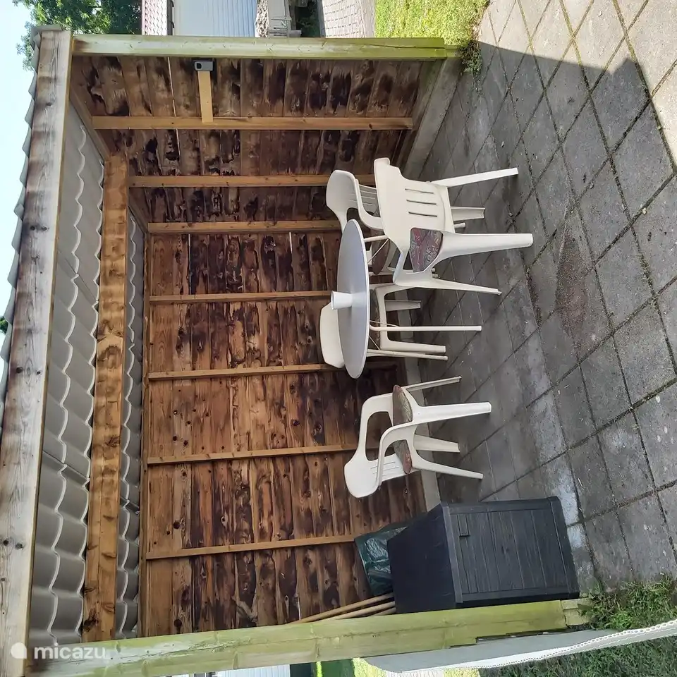 Coin salon extérieur sous abri.