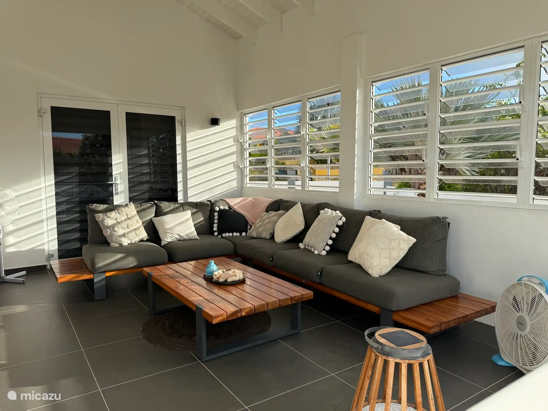 Großes Sofa für 6 Personen im Außenbereich zum Entspannen