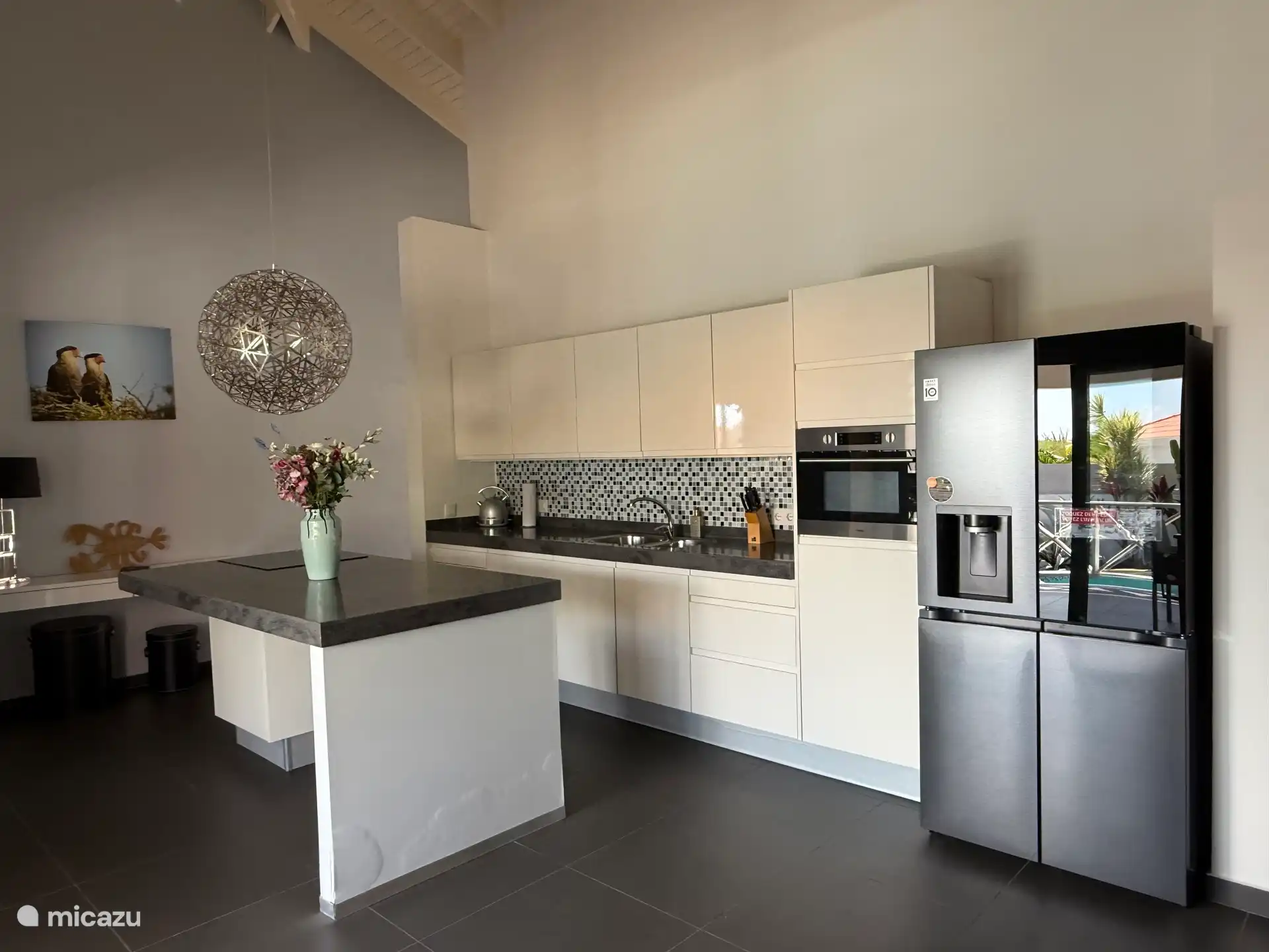 Küche mit Kühlschrank, Wasserkocher, Senseo, Induktionsherd, Elektroofen und Nespresso-Maschine 