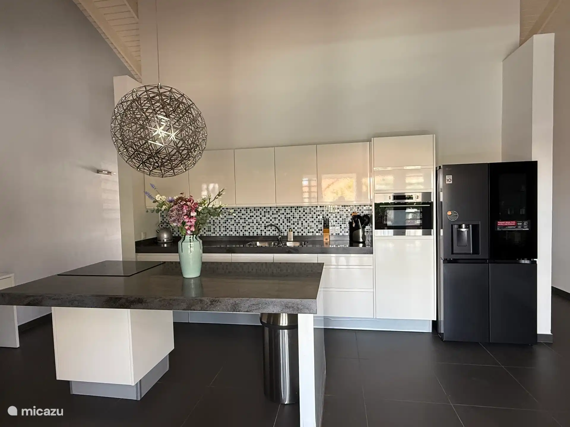 Küche mit Kühlschrank, Wasserkocher, Senseo, Induktionsherd, Elektroofen und Nespresso-Maschine 