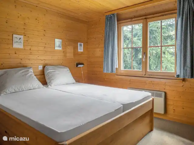 Location de Vacances Suisse, Valais, Bettmeralp, appartement - Jadwiga OG Grâce au lit pratique et de haute qualité avec tiroirs, il y a également de la place dans la chambre pour un lit supplémentaire.