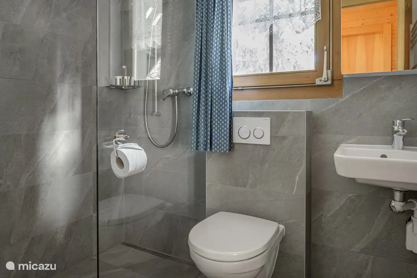 Badkamer gerenoveerd met douche, wastafel en toilet