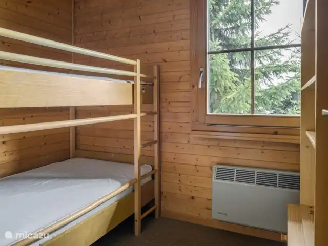 Location de Vacances Suisse, Valais, Bettmeralp, appartement - Jadwiga OG La chambre des enfants dispose d'un lit superposé et d'une étagère où se trouvent toutes sortes de jouets.