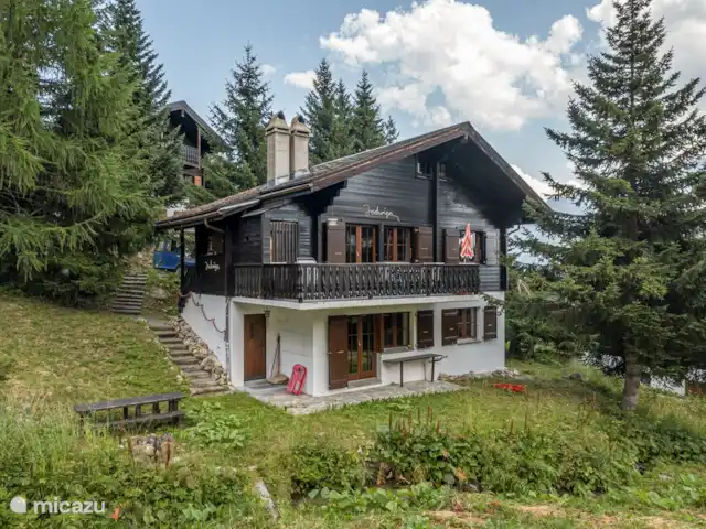 Location de Vacances Suisse, Valais, Bettmeralp, appartement - Jadwiga OG Vous trouverez notre Chalet Jadwiga dans un endroit merveilleusement calme et très confortable juste en face de l'ascenseur Alpmatten. Le chalet est construit dans le style typique.