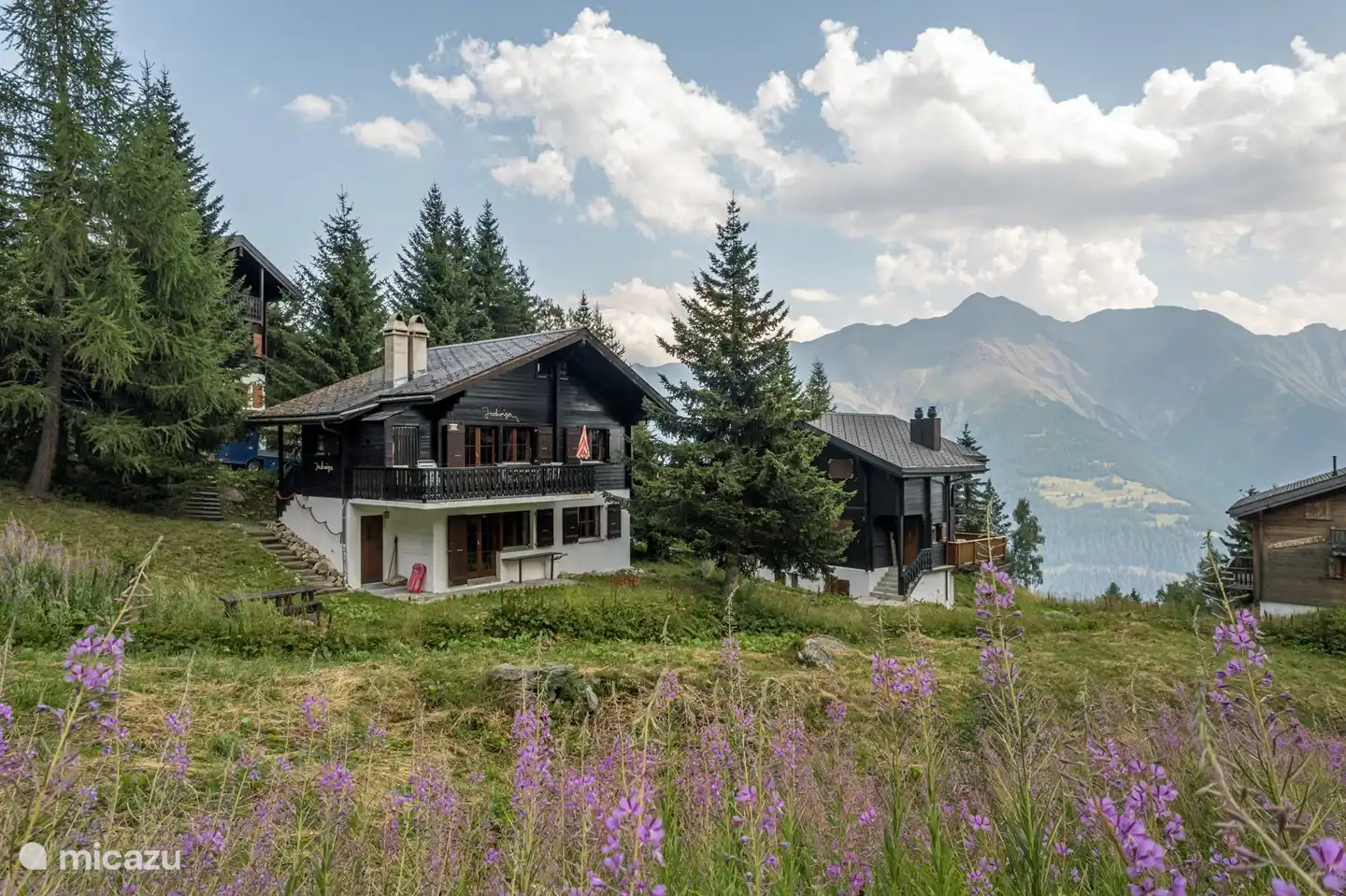 Je bent snel in het dorpscentrum doordat we vlakbij de schuine lift zitten die naar het centrum gaat.