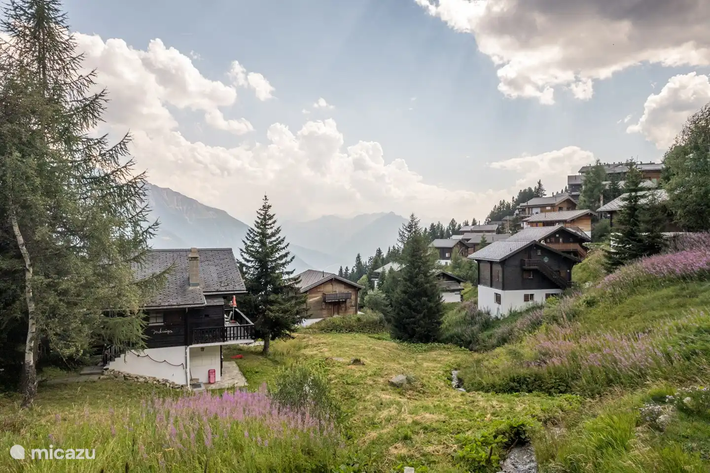 Je bent snel in het dorpscentrum doordat we vlakbij de schuine lift zitten die naar het centrum gaat.