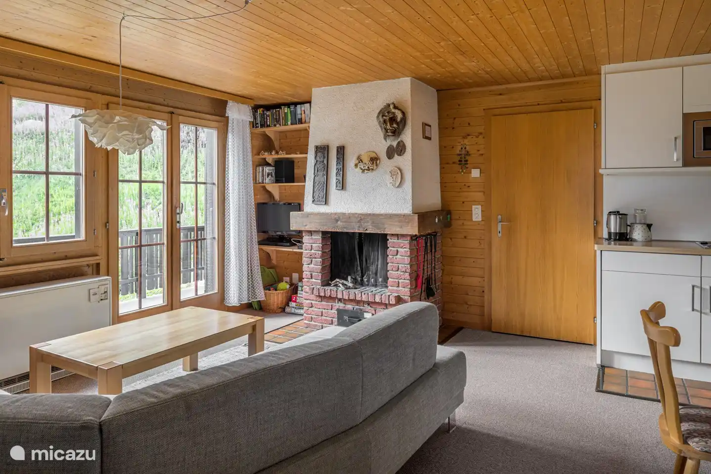 Een open woon- en eetkamer nodigt uit tot verpozen. De koelere avonden kan men doorbrengen op de ruime bank bij de open haard.